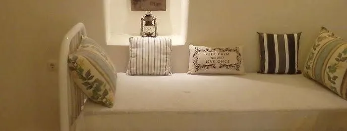 Emmantina Messaria (Santorini)